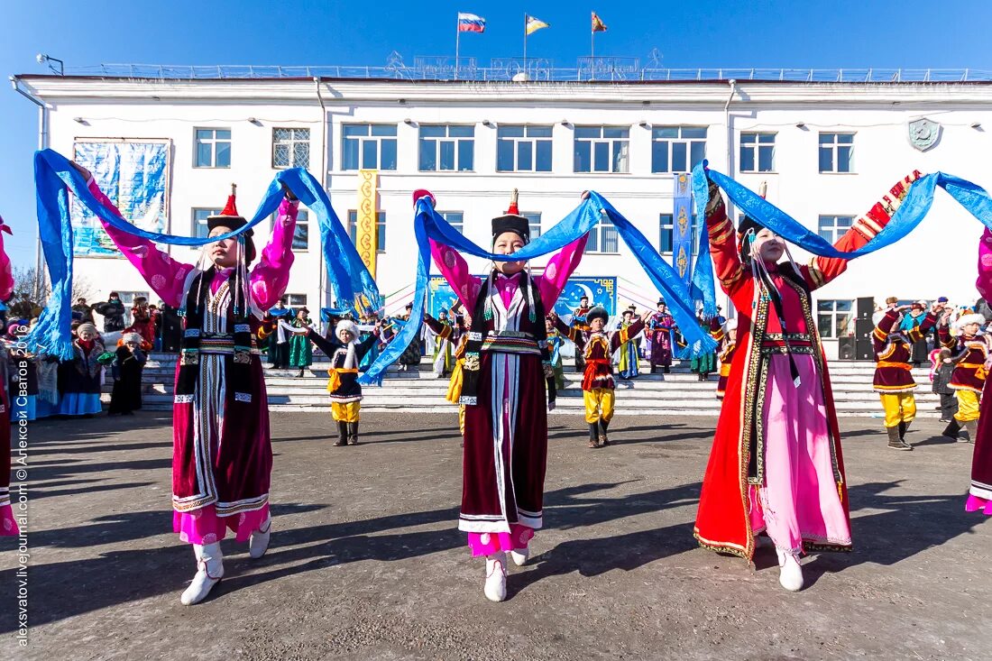 Прогноз в кяхта на 10. Кяхта Республика Бурятия. Монгольский ехор. Ехор монгольский танец. Сагаалган хадак.