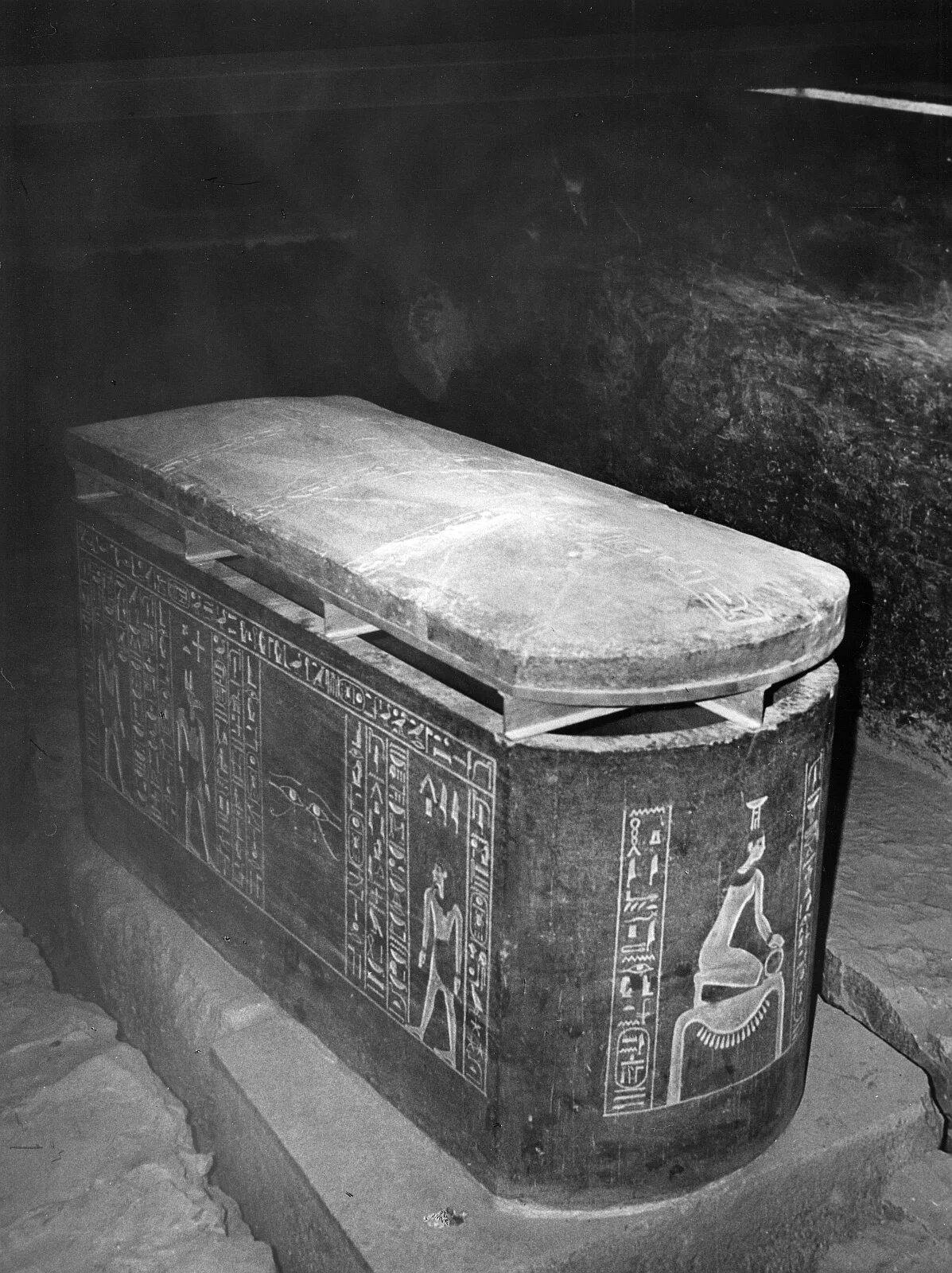 Саркофаги древнего египта. Украшенный каменный гроб в древнем египте. Золотой гроб тутанхамона. Саркофаг александра македонского. Ларец сундук фараона тутанхамона.