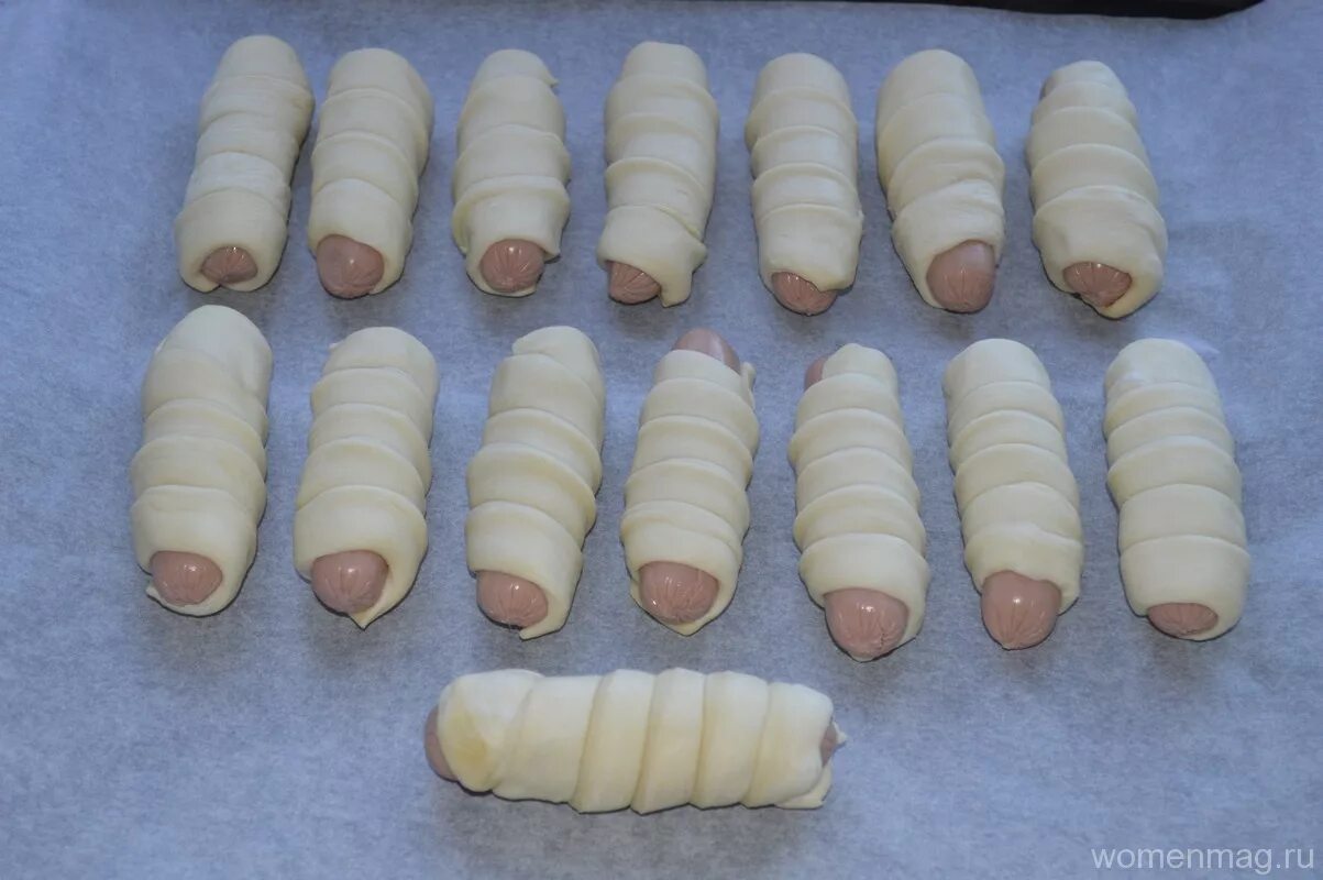 Сосиски в духовке сколько градусов. Сосиска в тесте. Смешные сосиски в тесте. Запеченные сосиски в духовке. Жареные колбаски в духовке.