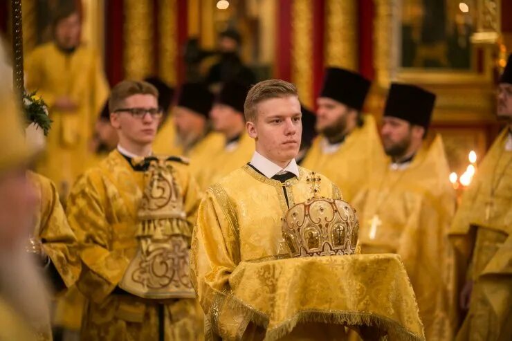 православное телевидение. великая пасхальная вечерня 2021. прямая трансляция литургии сейчас из псково-печерского монастыря. предпразднество введения богослужение. храм христа спасителя изнутри патриарх.