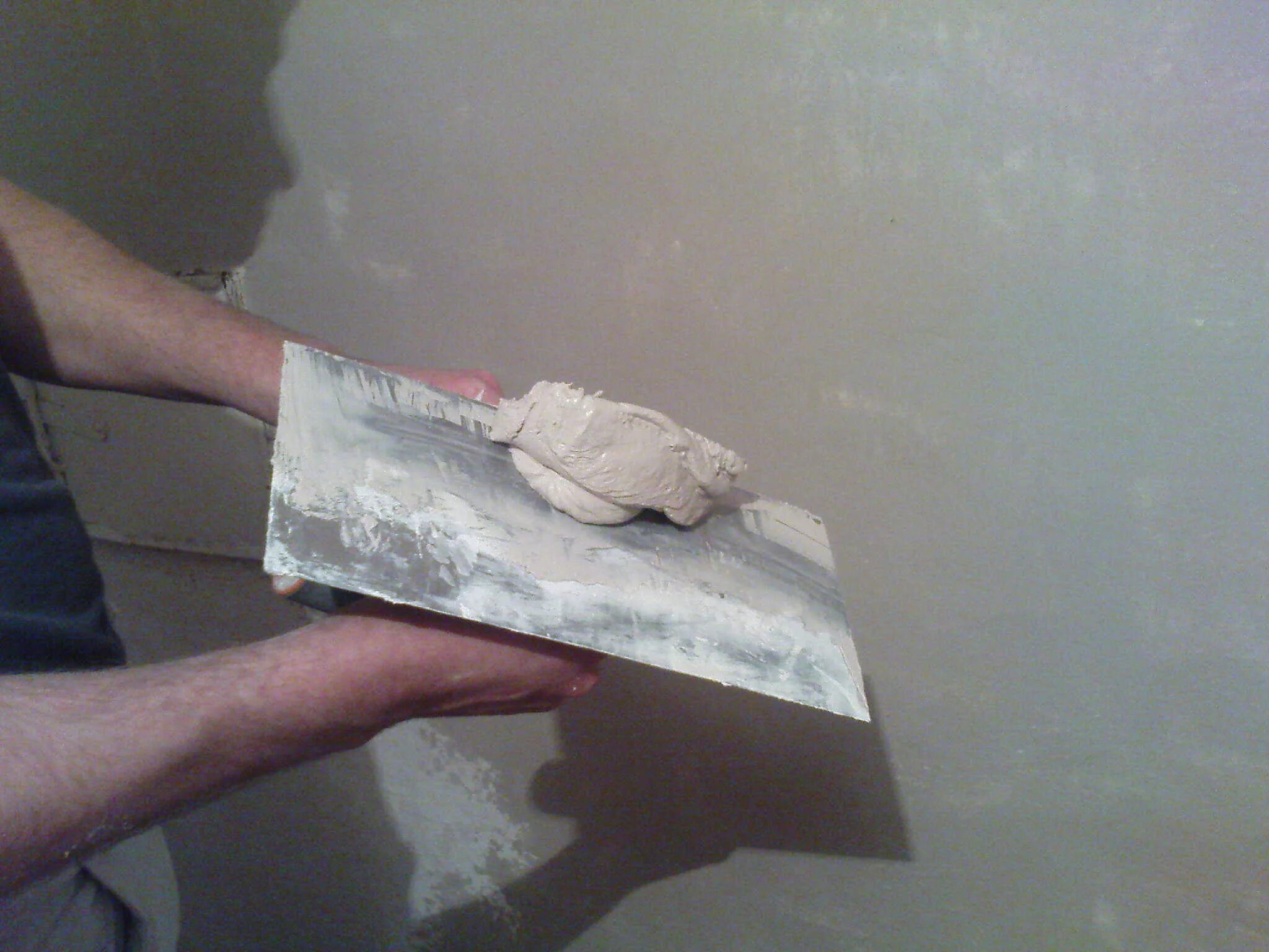 Цементная шпаклевка нанесение. Шпатлевание трещин. Штукатурка шпатлевка стен. Гипсовая штукатурка нанесение. Шпаклевка стен видео для начинающих