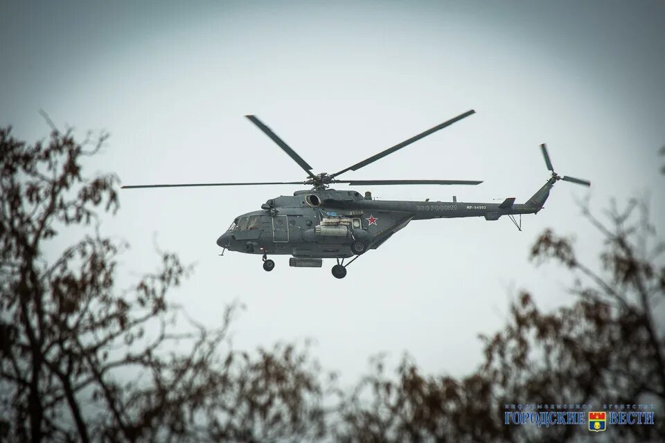 Военные вертолеты над брянском. Военные самолеты над саратовом. Вертолет ми 8 снизу. Вертолеты над смоленской области. Два вертолета в небе.