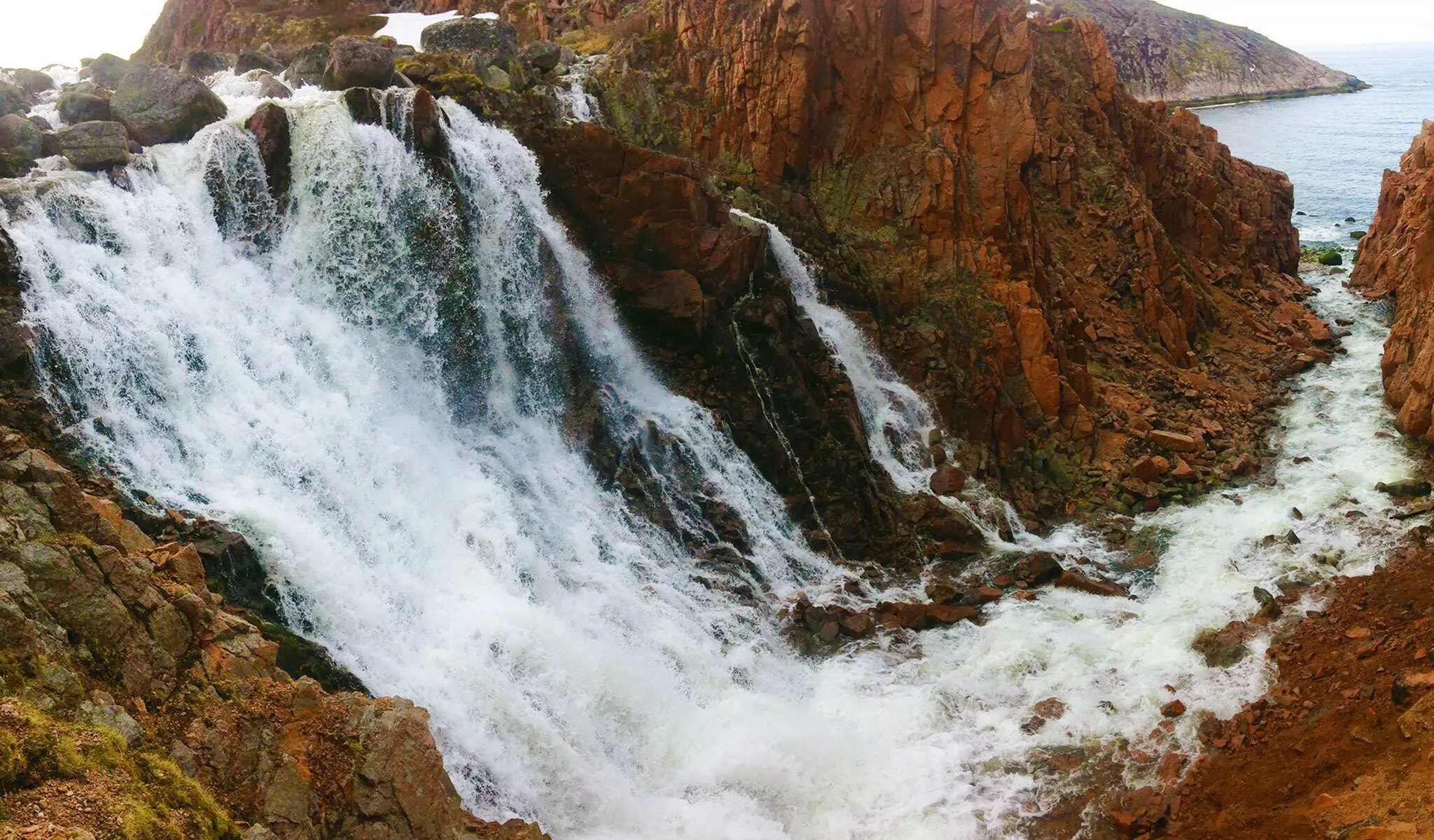 Батарейский водопад в Териберке. Кольский полуостров Батарейский водопад. Териберка Мурманская водопад. Батарейский водопад Териберка Мурманская.