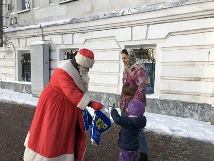 Мороз раздает подарки
