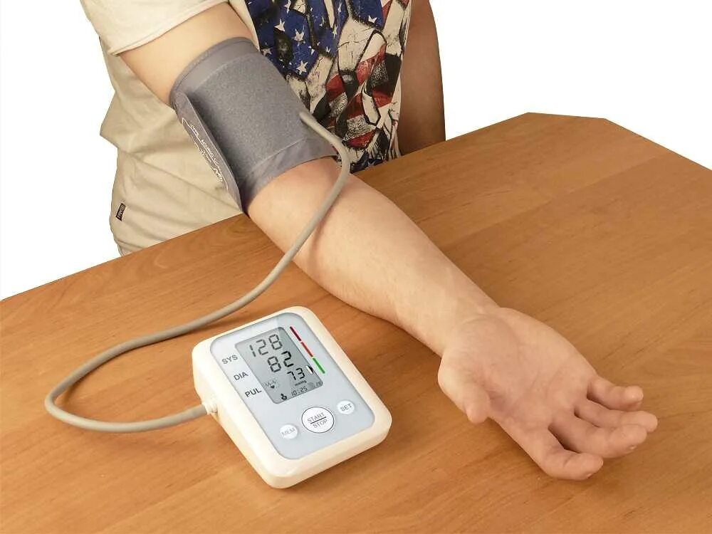 Измерение артериального давления ручным тонометром. Измерение артериального давления автоматическим тонометром. Тонометр на руку. Электронный тонометр на руке.