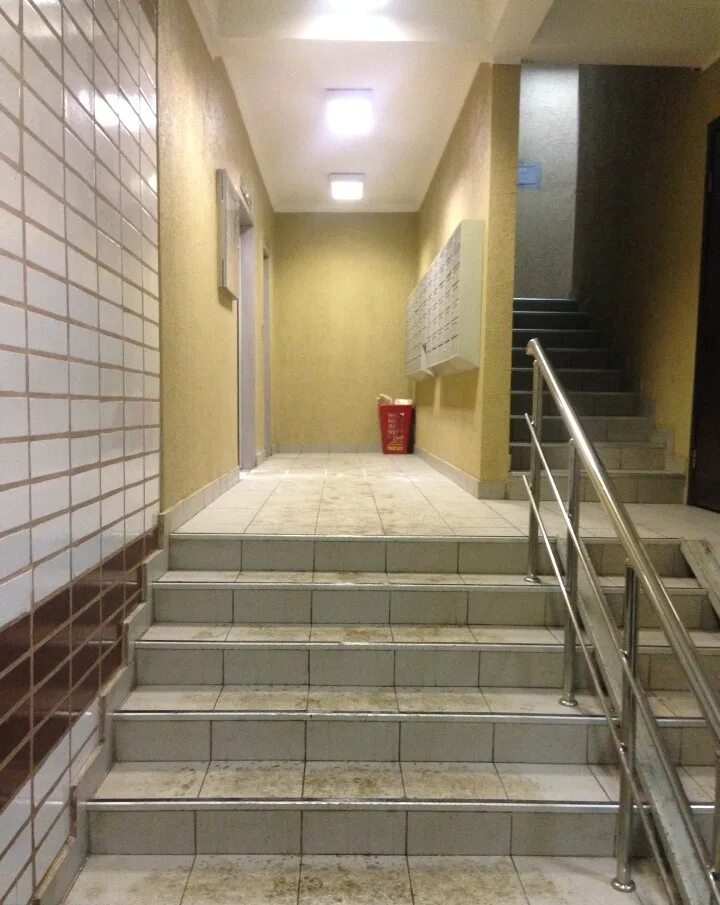 Образцовый подъезд. Подъезды хрущевок. 2 мкр 15 дом элиста взрыв. Подъезды хрущевок. Лифтовой холл и моп.