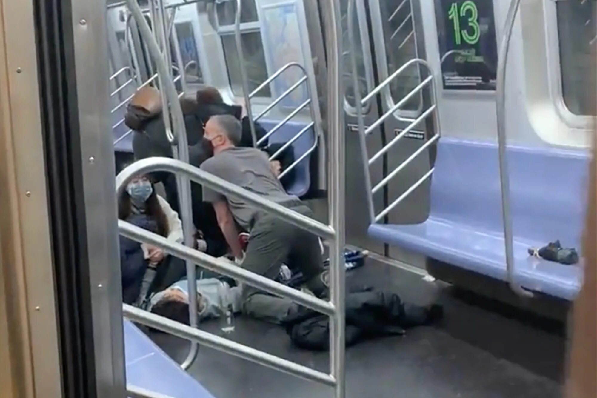 Стрельба в метро Нью-Йорка. Brooklyn Subway shooting. Стрельба в метро Бруклина. Метро Нью-Йорка 2022.