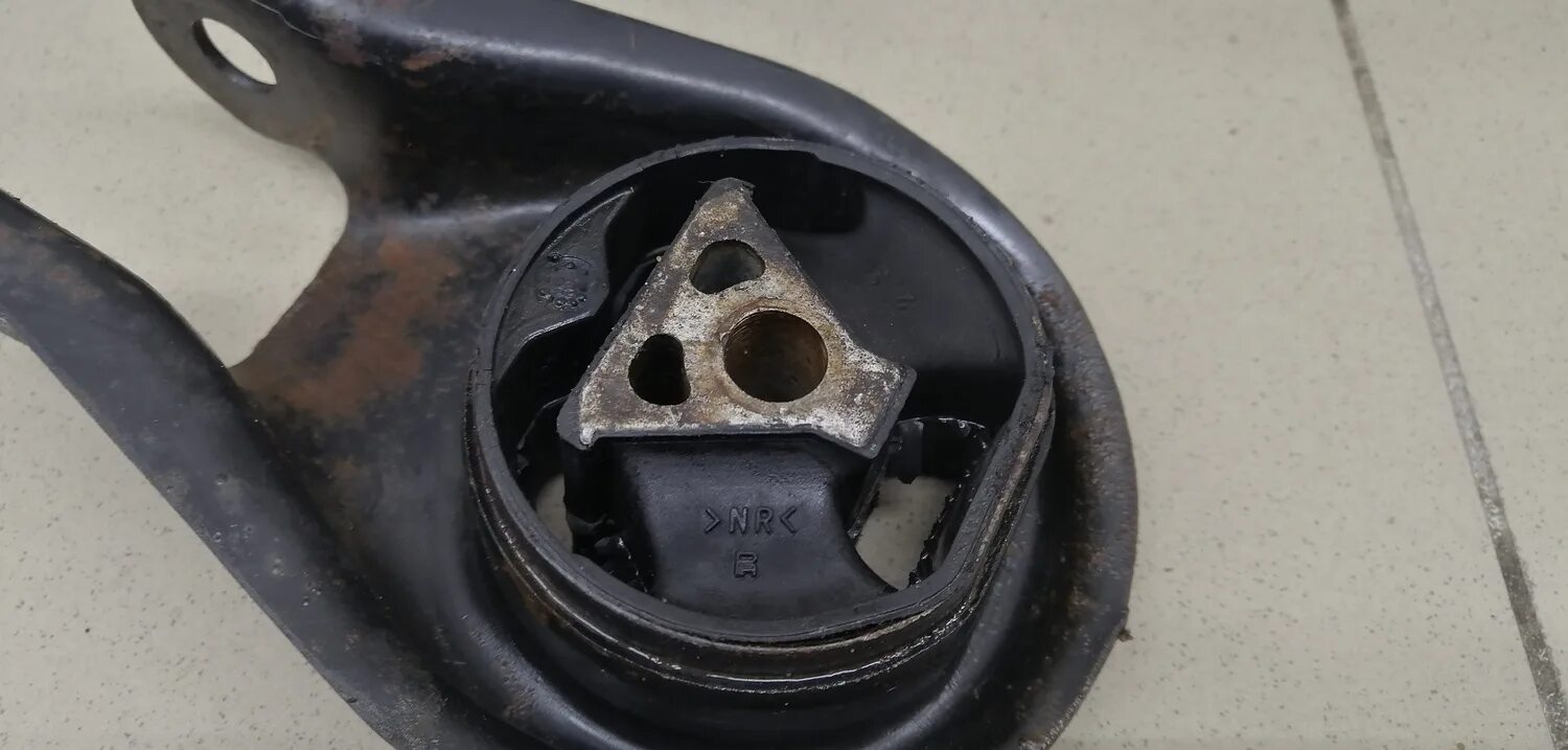 Задняя опора двигателя фокус 2. Задняя опора двс форд фокус 2. Задняя опора двигателя фокус 2. Нижняя опора двигателя форд фокус 2 1. 1404996 фото.