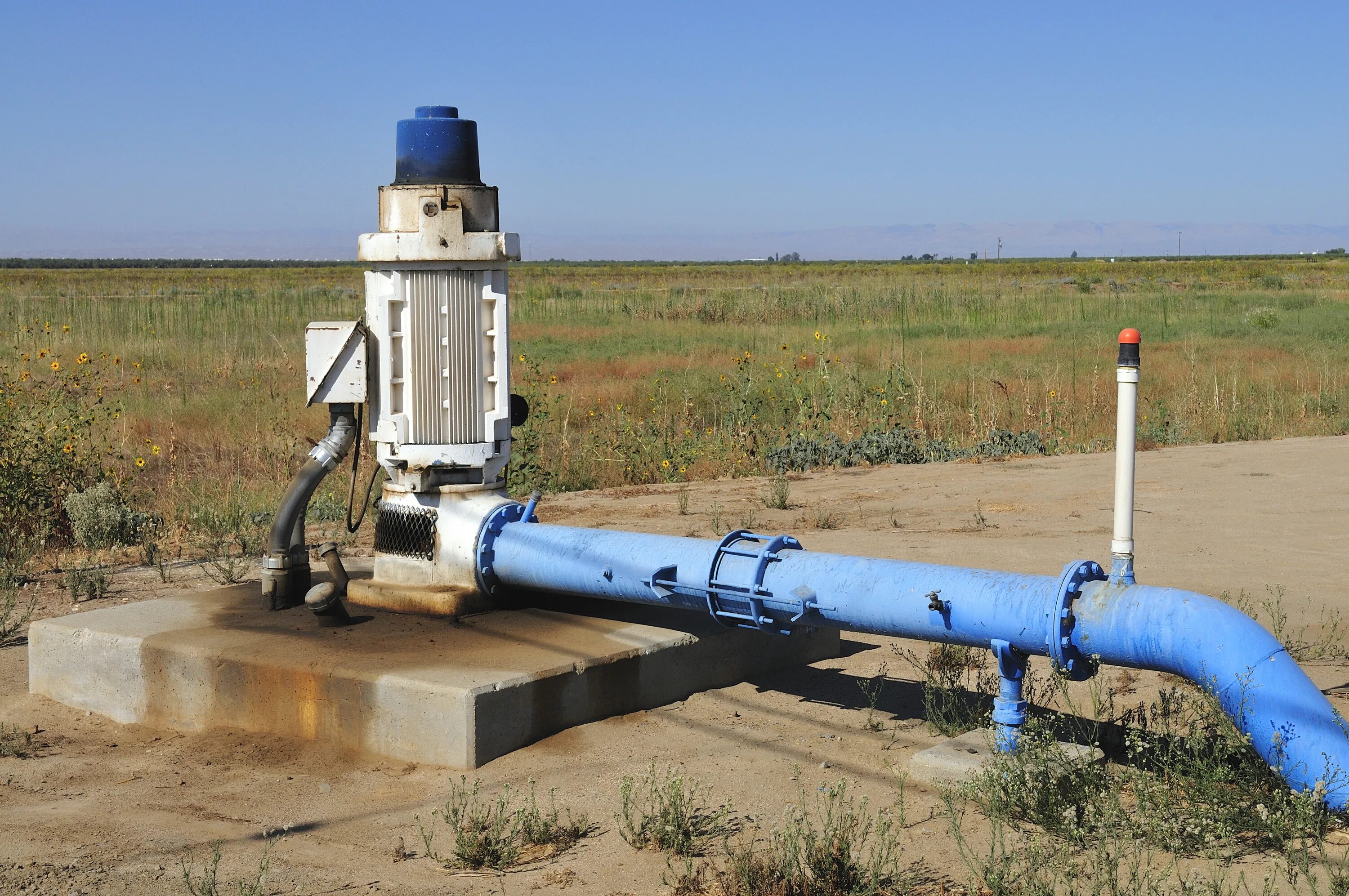 Бурение артезианскую воду. Промышленная Водозаборная скважина. Промышленная артезианская скважина. Куст водозаборных скважин. Водяная скважина.