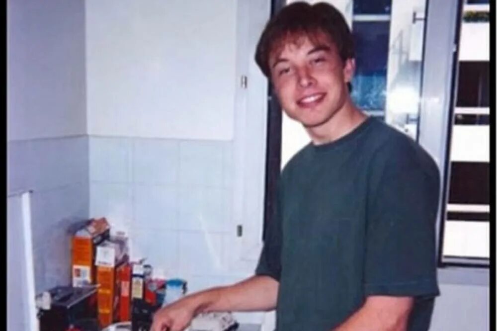 Илон маск в школе. Илон маск молодой. Элон маск дети. Илон маск 1999. Элон маск в молодости.