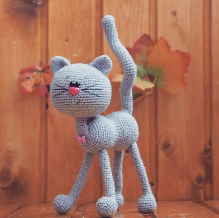 Вязание игрушек кошки. Вязаные игрушки кошки. вязаная игрушка кот. кот крючком. игрушка амигуруми котик.