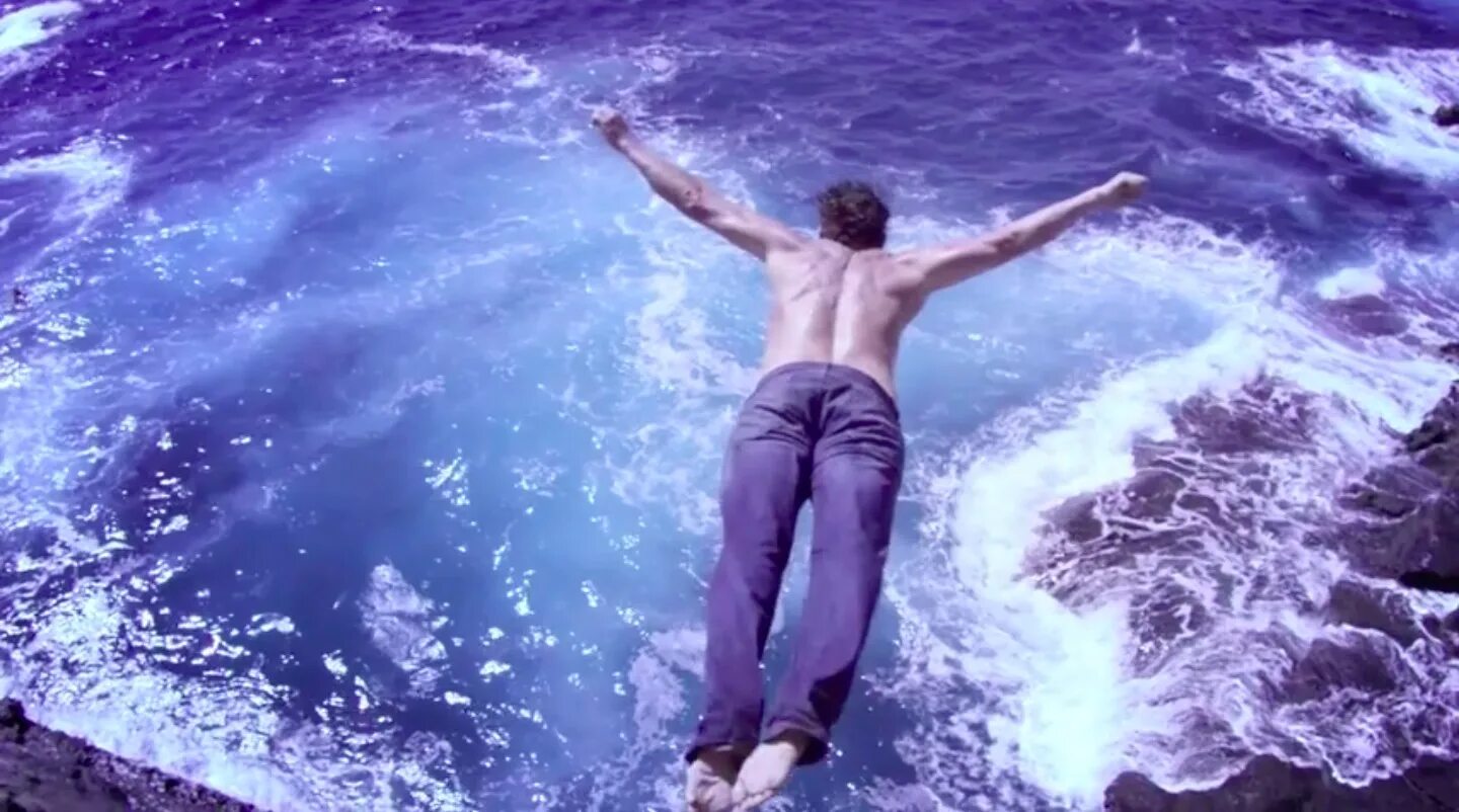 He jumps he had been jumping. Скотт Иствуд в рекламе. Человек прыгает в воду. Парень прыгает в воду. Прыжок в воду со скалы.