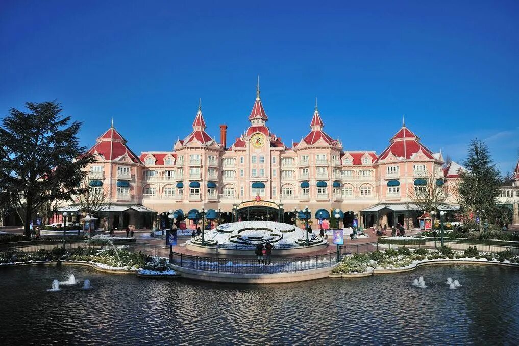 Отели дисней. Отель Disneyland Париж. Гостиница Диснейленд в Париже. Диснейленд Резорт отель. Отель Диснейленд в Диснейленде в Париже.