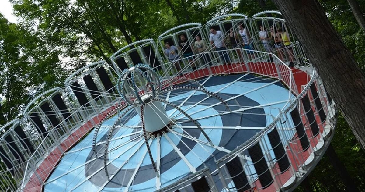 В парке аттракционов павильон