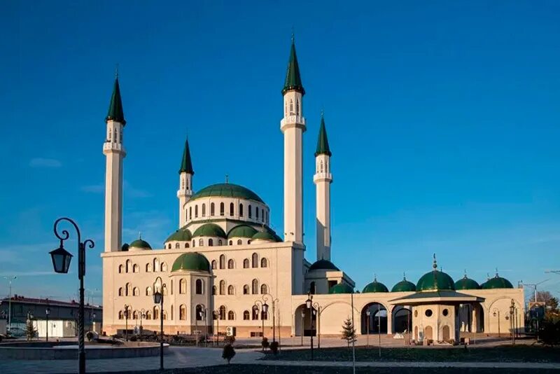 Ураза в черкесске. Соборная мечеть Черкесск. Центральная мечеть Черкесск. Республиканская Соборная мечеть в Черкесске. Новая мечеть в Черкесске.
