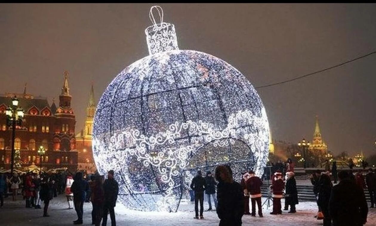 Где можно погулять в москве в марте. Манежная площадь зима. Зимняя Москва. Манежная площадь Москва зимой. Самая большая елочная игрушка в мире.