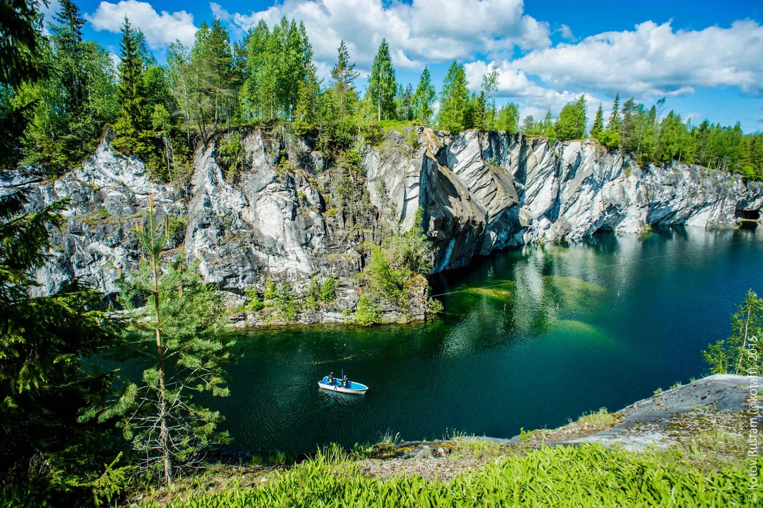 Увидим красивые места. Горный парк Рускеала Карелия. Скалы Карелия Рускеала. Карелия мраморный каньон Рускеала. Карелия каньон Рускеала.