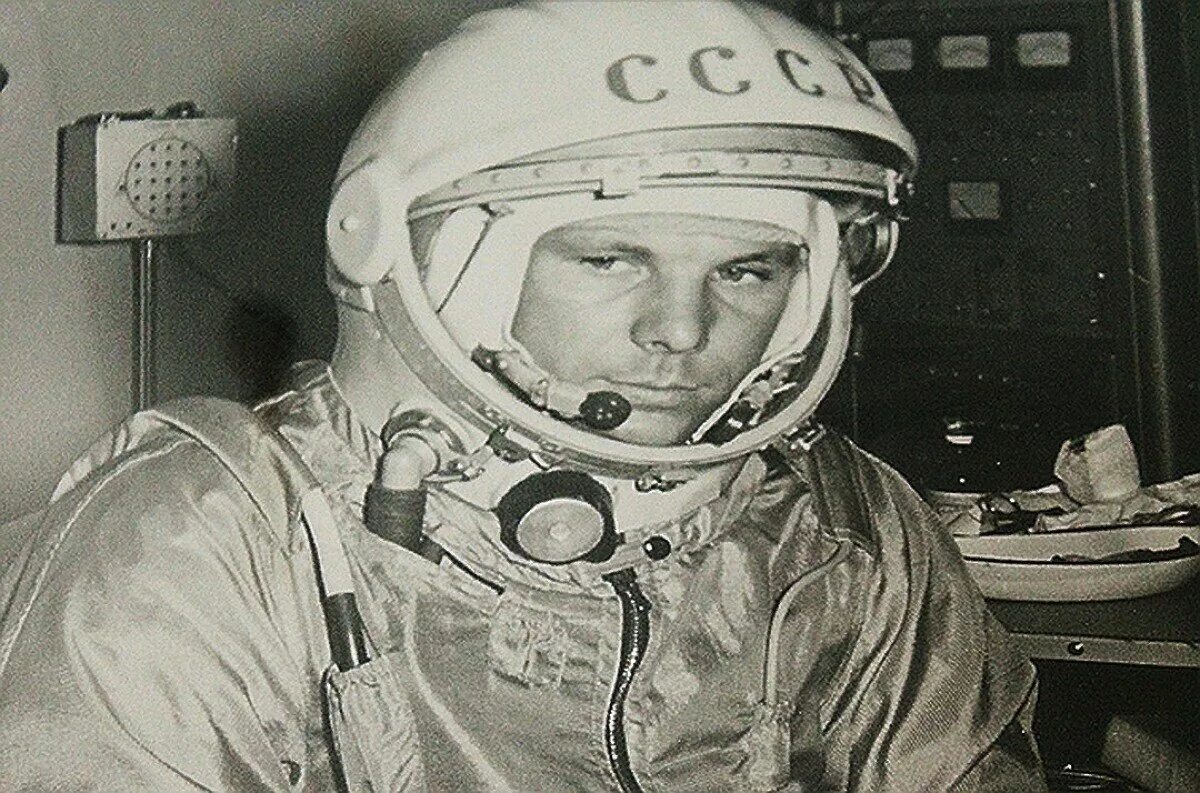 Кто является первым космонавтом. Ю А Гагарин.