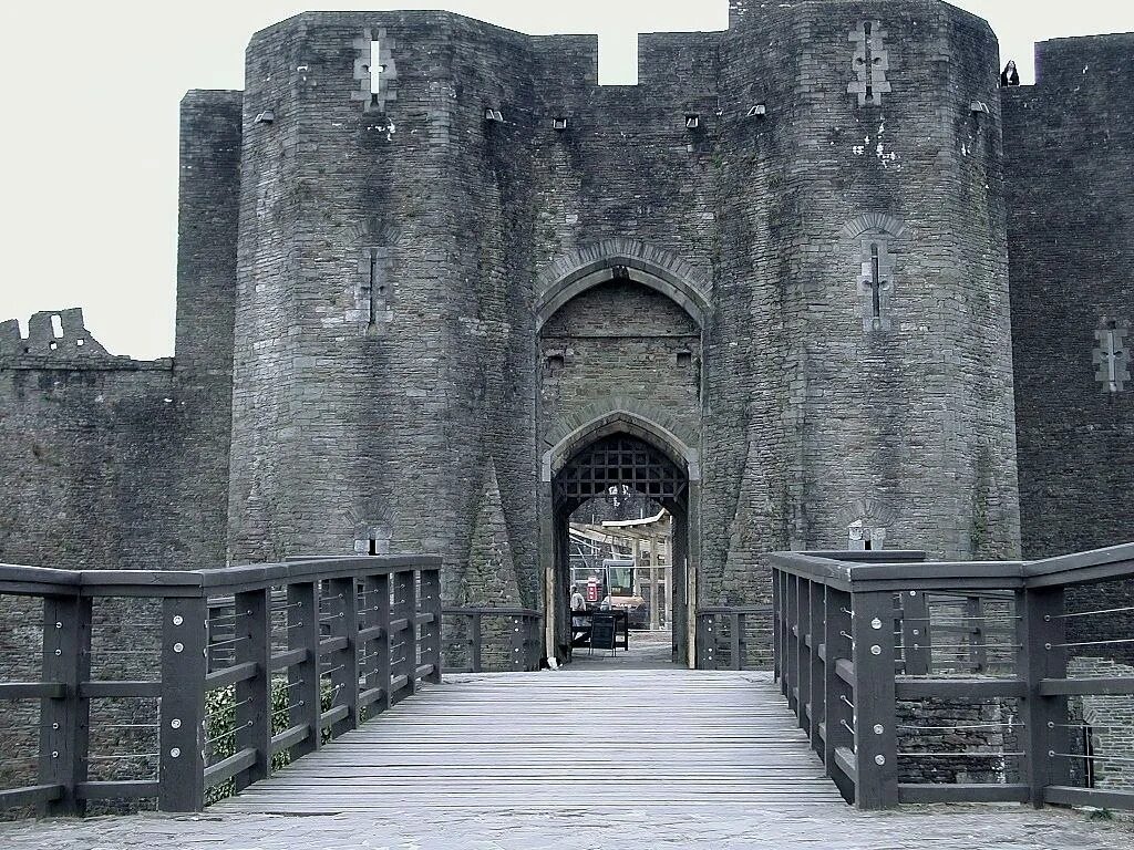 Арундел замок врата. Англия замок ворота 16 век. Подъемные ворота замки средневековья Англия. Подъемный мост замки средневековья Англия.