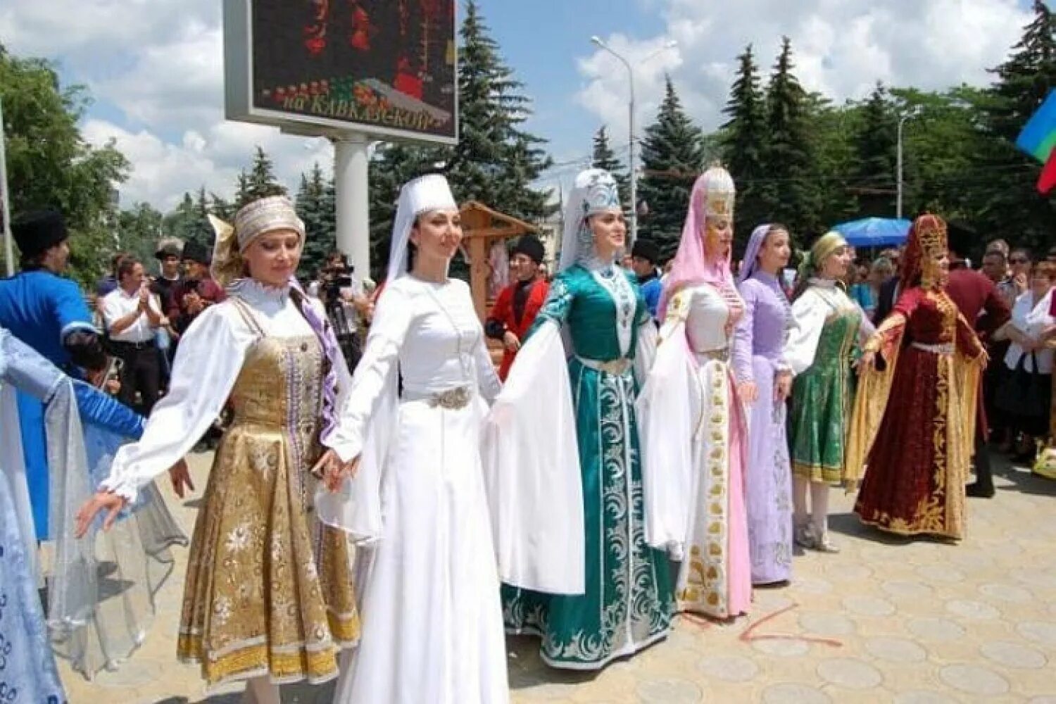 Численность города черкесска. Карачаево-черкесская республика люди нация. карачаево-черкесская республика черкесск. карачаевцы карачаево черкессия. карачаево черкессия национальный костюм.