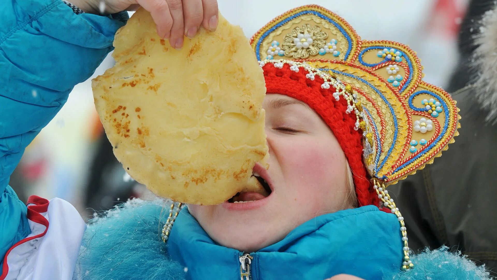 Масленица. Кокошник на Масленицу. Масленица люди с блинами.