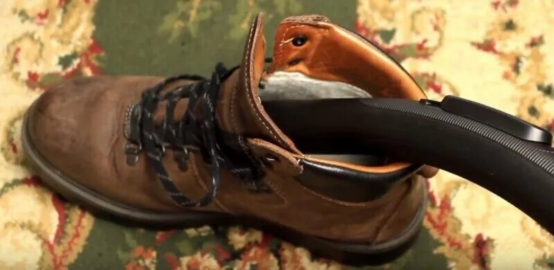 Сушилка для кроссовок. Не высохшая обувь. Как высушить обувь. Народная сушка обуви. Набивка для обуви.