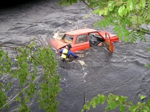 Падали машины в воду. Машина упала в воду. Машина падает в воду. Падение машины в воду. Машинки падают в воду.