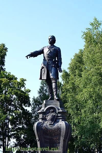 Почему стоит памятник петру 1 в петрозаводске. Памятник Петру первому в Петрозаводске. Бюсты Петру 1 в Петрозаводске. Памятник Петру 1 в Петрозаводске инфа.