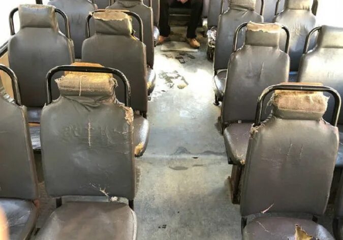 Сиденья в маршрутке. Кресло в маршрутке. Сидения старый автобус. Рваные сиденья в автобусе.