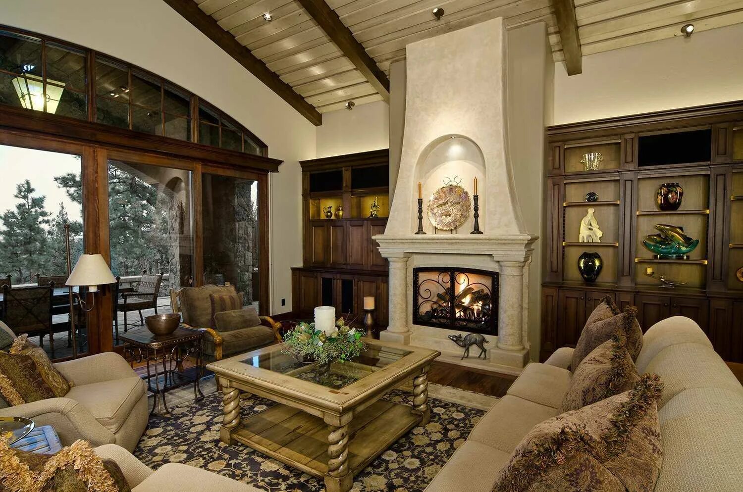 Дизайн гостиной в доме с камином. Камины в интерьере гостиной. Гостиные с камином. Гостиная с камином в классическом стиле. Уютная гостиная с камином.