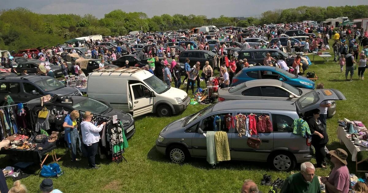 Car boot sale описание картинки. For sale перевод. Car boot sales in britain. Перевод car boots. Car boot sale.