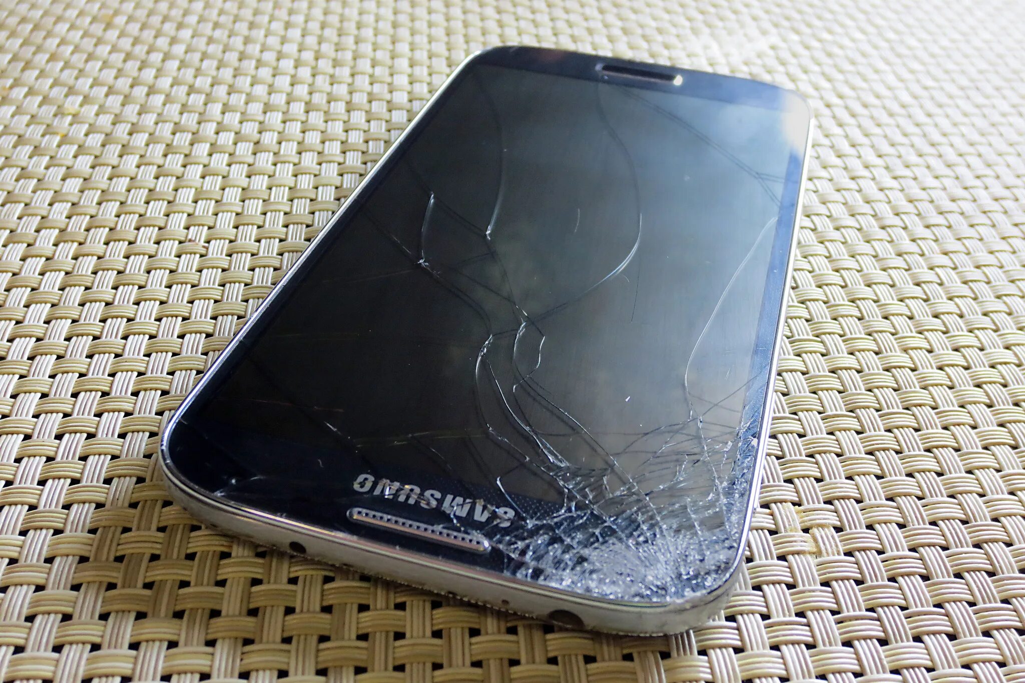 Сделай экран 4. Самсунг галакси с4 с разбитым экраном. битый samsung galaxy s3. самсунг галакси s4 сломанный. разбитый самсунг галакси с 6.
