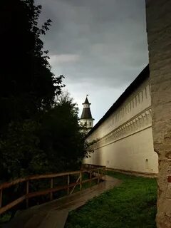 Давным давно дорожку под стенами монастыря