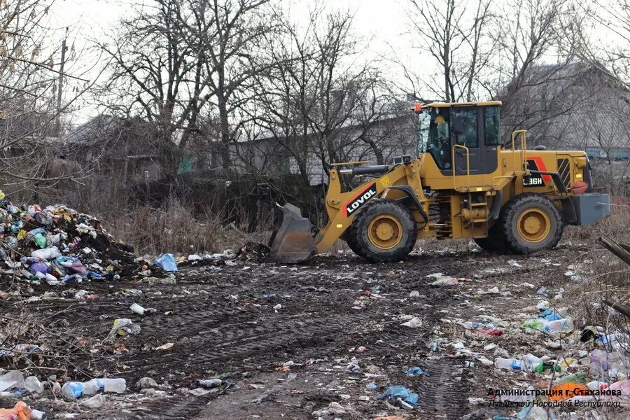 Несанкционированная свалка в городе. Ликвидация свалок. полигон тбо. городская свалка. бытовые отходы.