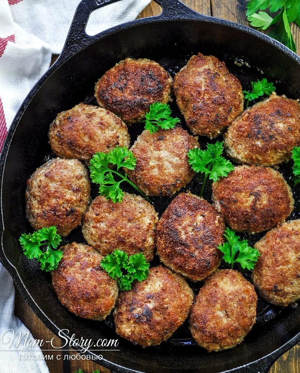 Рецепт сочных котлет из фарша. Котлеты круглые. котлеты домашние. сочные котлеты. красивые котлеты из фарша.