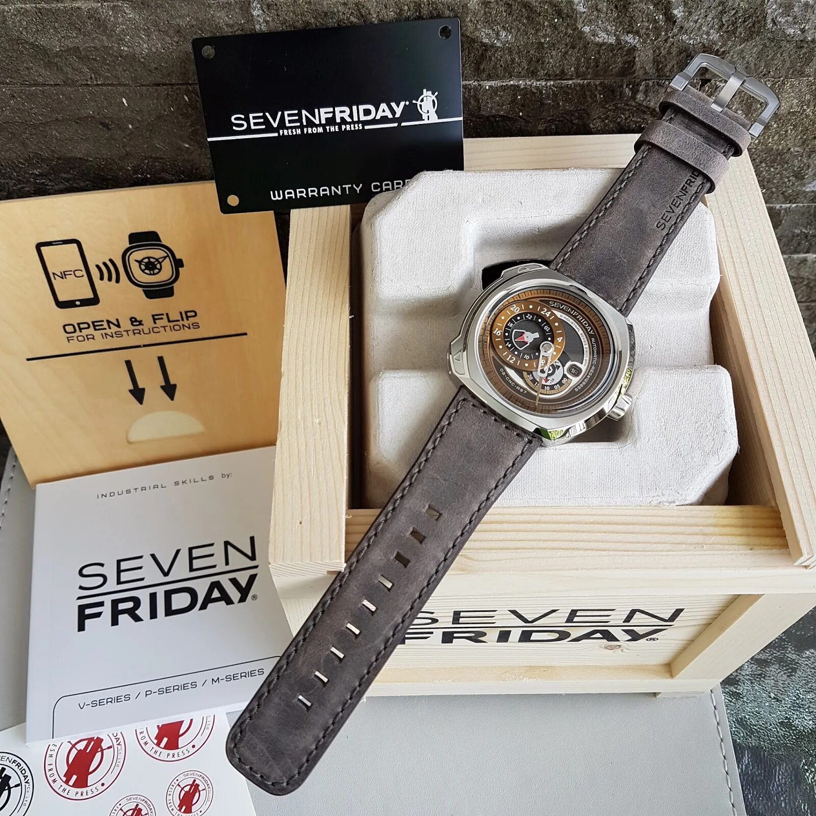 Часы Севен Фрайдей. Seven Fridays часы упаковка. Sevenfriday белые. Sevenfriday ADV.