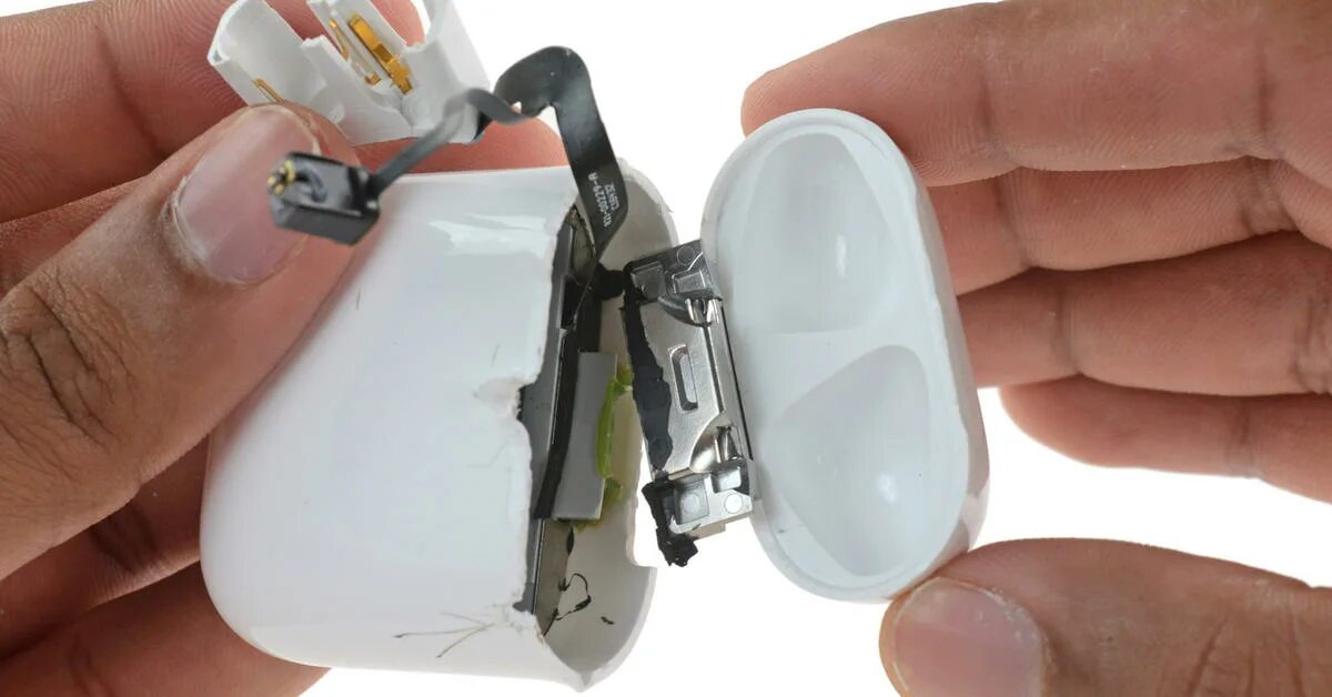 Аккумулятор для аирподс 1. AIRPODS Pro разобранные. AIRPODS 2 батарея в кейс. AIRPODS Disassembly. Airpods выключается