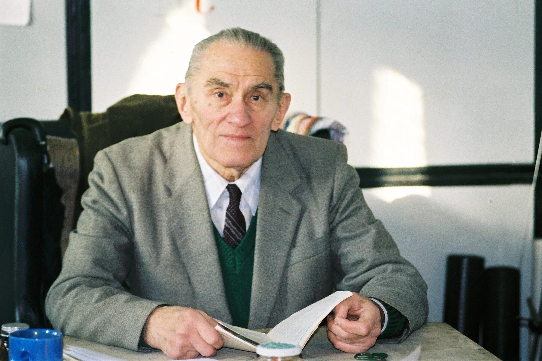 Основные законы электромагнетизма. Иродов физик. С в квантовой физике это. Современная генетика книга. Иродов физик.