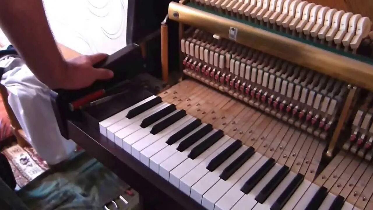 Снимаю с клавиши рояль