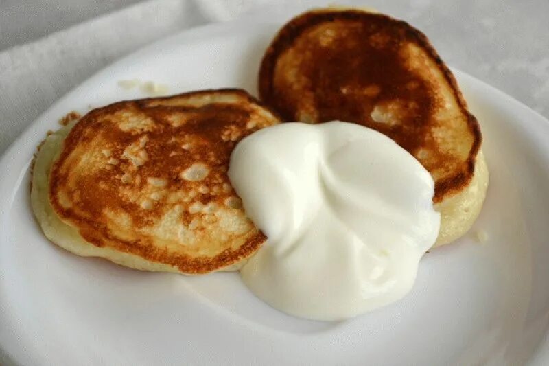 Сырники для детей. Оладушки на сковороде. Две оладьи. Две оладьи. Оладьи подача.