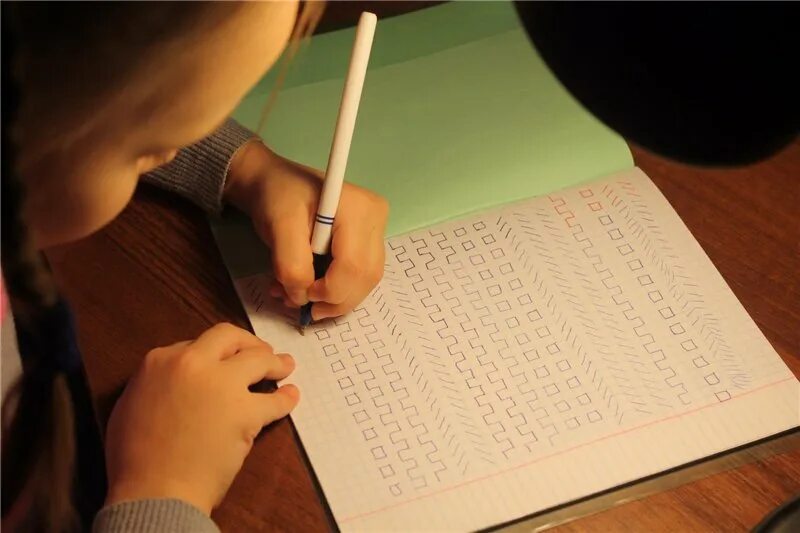 Почерк леворуких детей. Написание левой рукой. Ребенок пишет прописи. Как научить ЛЕВШУ писать.