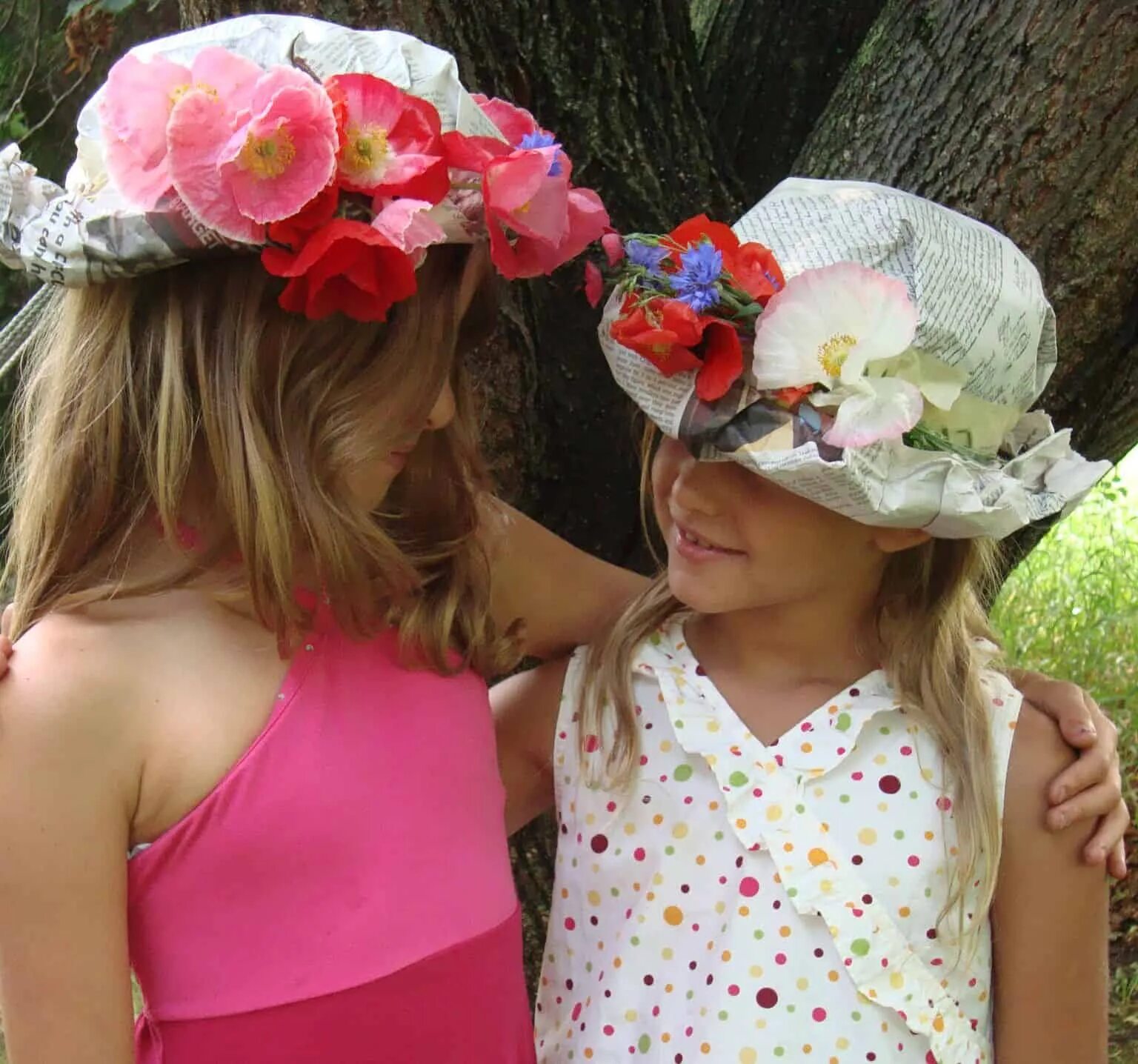 Шляпки для девочек. Шляпки с цветами для девочек. Конкурс шляпок для девочек. Украшение шляпки для детского сада. Партия шляп