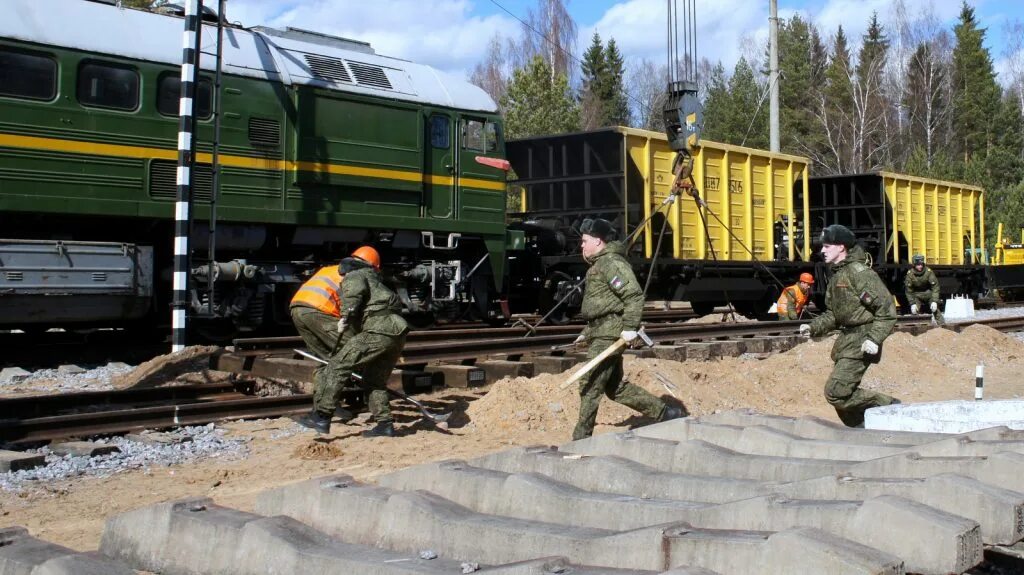 Новости жд транспорта. Транспортные происшествия на железнодорожном транспорте. Рабочие на железной дороге. Проводник ржд. Поезд на переезде.