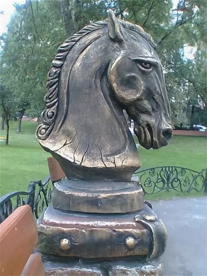 Лошадь с головой льва. Выковать голову лошади. Скульптура крылатый конь в Златоусте. Женщина с головой коня. Голова коня из бревна.