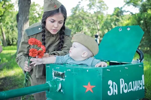 9 мая я с мамой и папой. Фотозона на 9 мая. Военная фотозона. Фотозона Военная детям. Мама в военной форме.