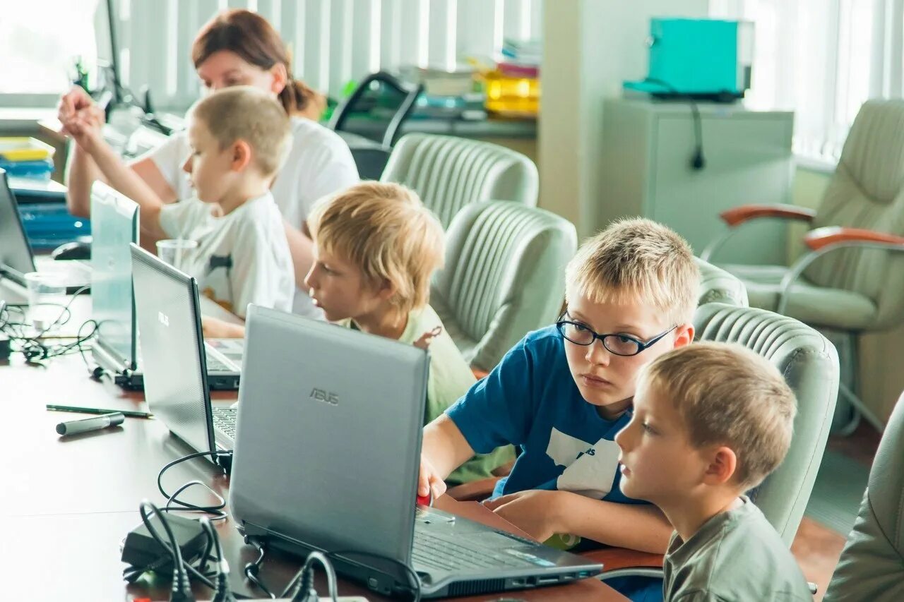 Программа для детей школьников. Школа программирования. Школа программирования для детей. Ребенок за компьютером. Компьютер для школьника.