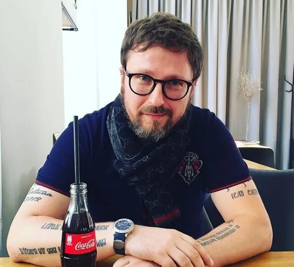 украинский журналист в очках. шарий смеется. шарий ютуб последнее 2022г. анатолий анатольевич шарий с женой. часы шария.