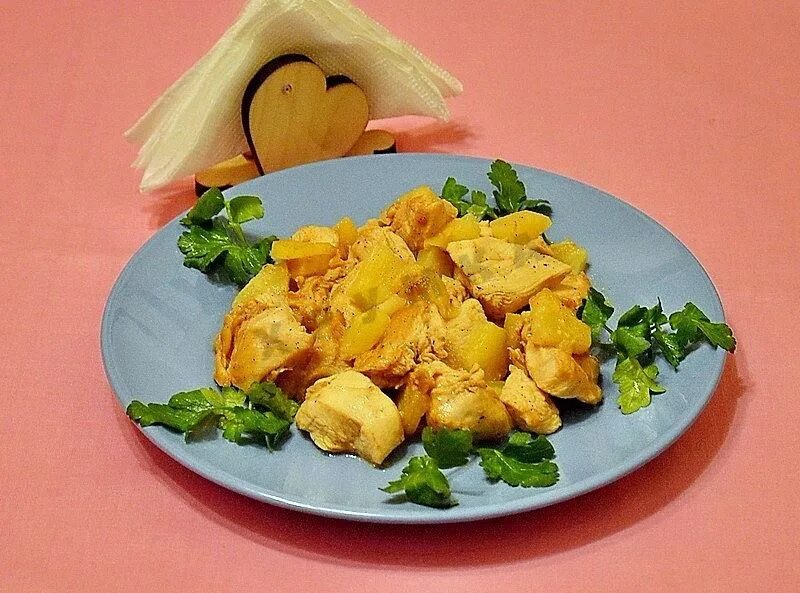 Курица с ананасами. Филе с ананасами. Курица ананас блюдо. Курица с ананасами салат в духовке.
