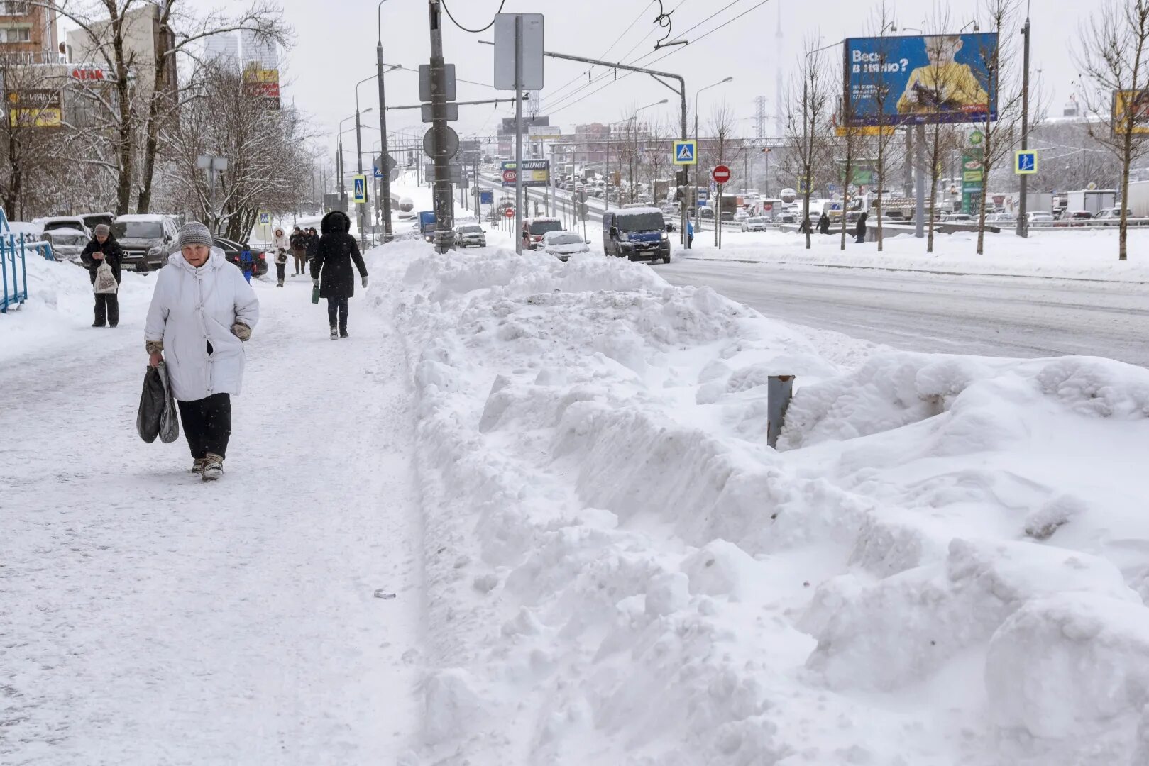 Сколько сегодня снег. Снегопад в Москве. Сильный снегопад в Москве. Сугробы в Москве. Снегопад в Москве сейчас.