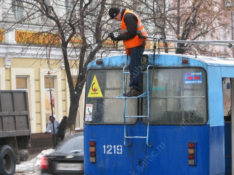 Местоположение троллейбуса. Троллейбусное депо Энгельс. Электроприемник троллейбуса. Энгельс троллейбус под хохлому.